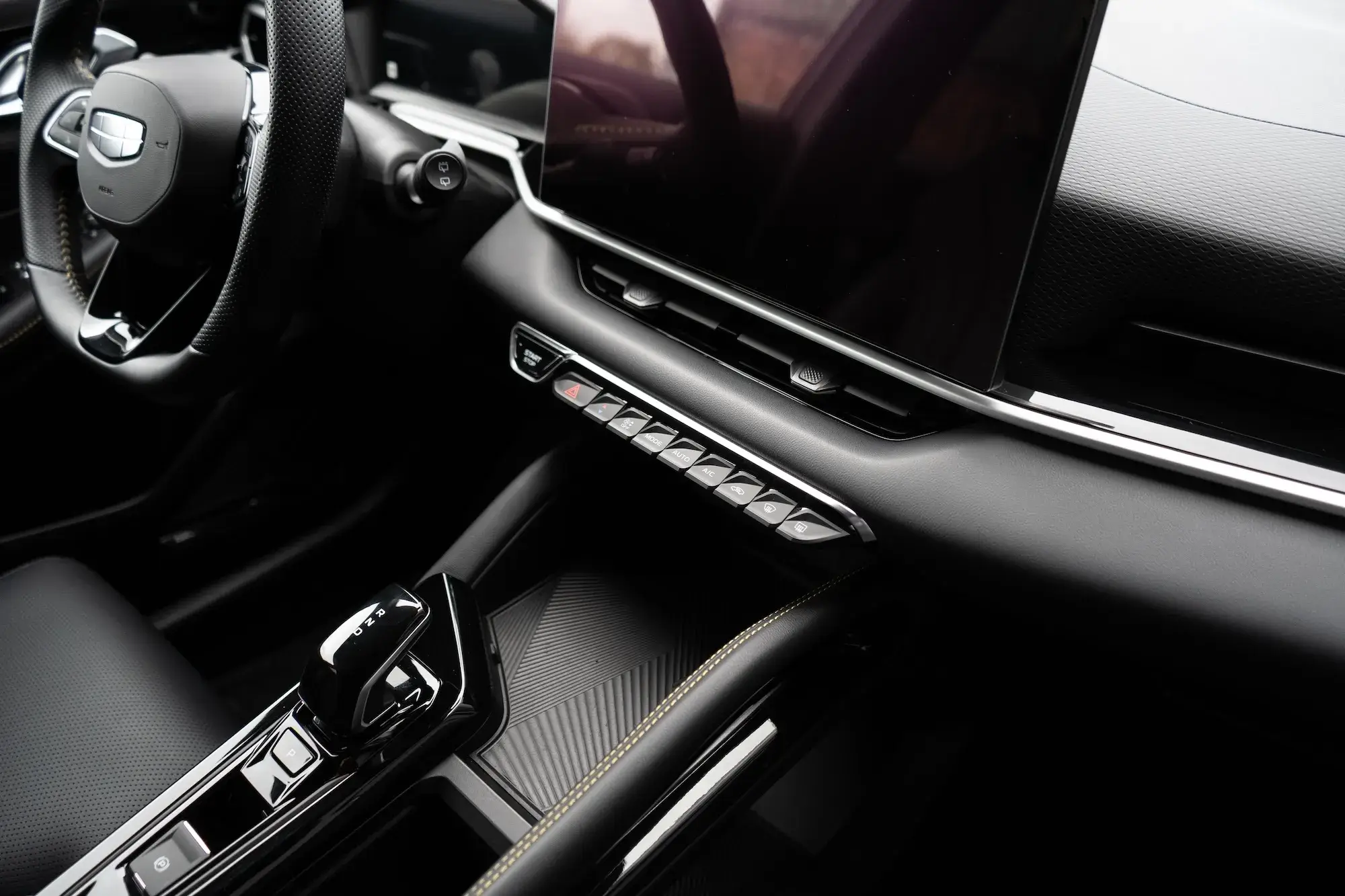 Экран мультимедиа и физические кнопки климата Geely Binyue L