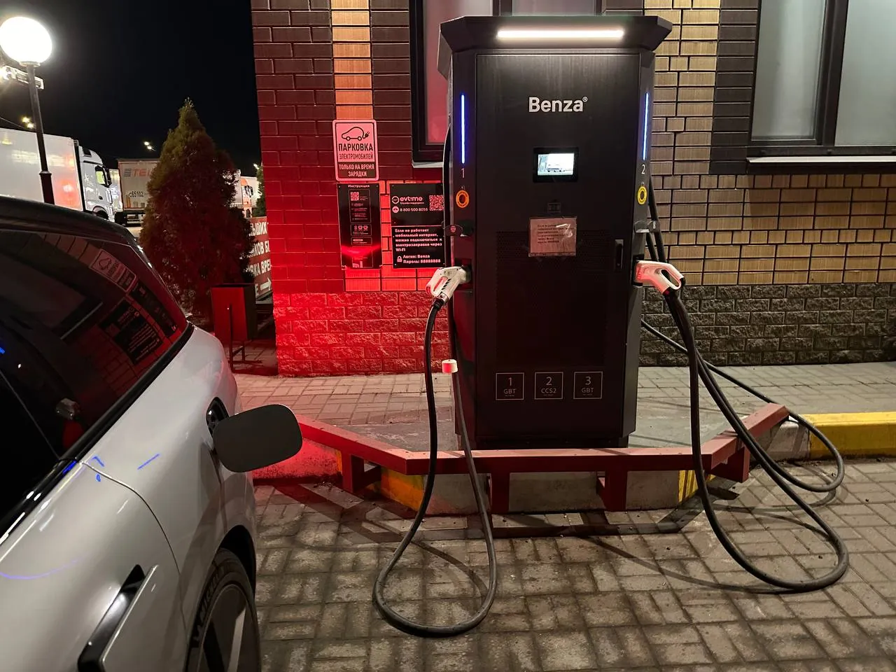 Li Auto i8 у зарядной станции Benza в Каменке.