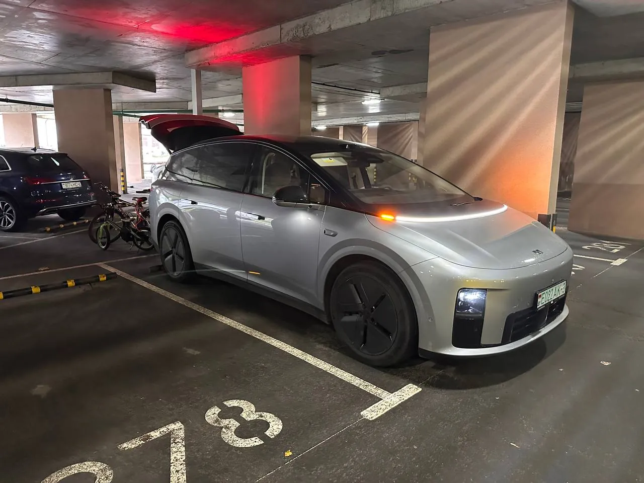 Серебристый Li Auto i8 на крытом паркинге в Минске