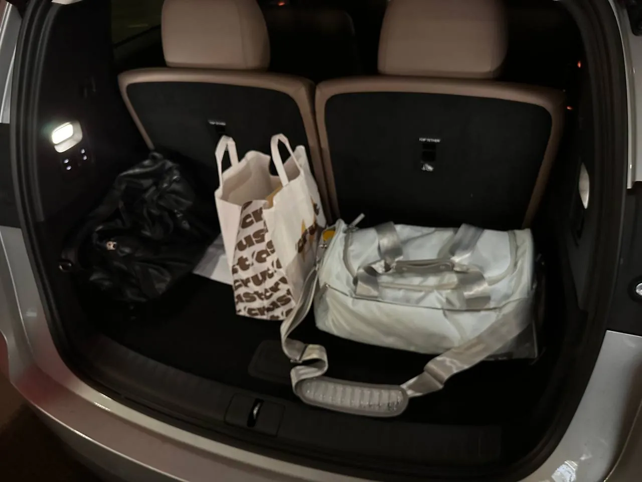 Дорожные сумки в багажнике Li Auto i8 при поднятом третьем ряде.