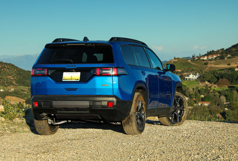 Jeep Cherokee Trailhawk: клиренс 229 мм, брод 610 мм и цена от 44 625 $ в США