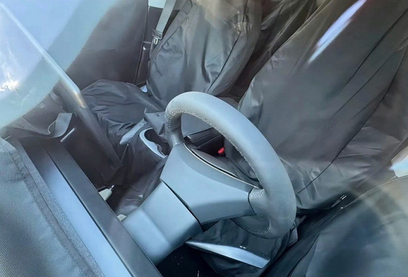 Самая дешёвая Tesla в истории: теперь без панорамной крыши, с упрощённым салоном и освещением